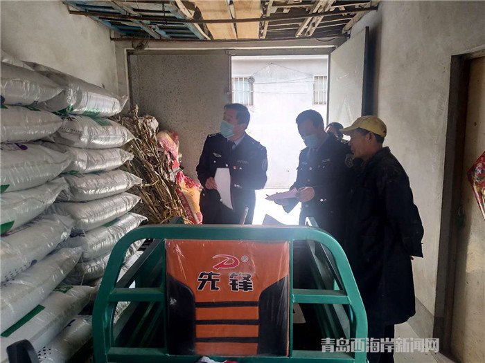 圖為西海岸新區(qū)農(nóng)業(yè)綜合行政執(zhí)法大隊執(zhí)法隊員在檢查肥料經(jīng)營情況。.jpg
